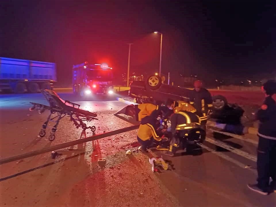 Denizli’nin Çivril ilçesinde kontrolden çıkan otomobilin kavşakta takla atması sonucu meydana gelen kazada 3 kişi yaralandı.