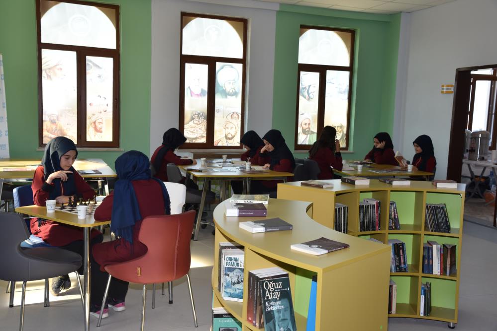 Milli Eğitim Bakanlığınca Ekim 2021’de hayata geçirilen “Kütüphanesiz Okul Kalmayacak” projesinin önemi bir kez daha vurgulandı. Denizli İl Milli Eğitim Müdürlüğü, bakanlığın gönderdiği 1 milyon 455 bin TL’lik ödenekle kütüphaneler oluşturarak kitap sayısını 1 milyon 35 bin 50 adete çıkardı.