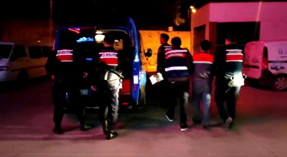 Denizli’nin Çameli ilçesinde gece saatlerinde maske takarak yaşı kadının kolunda bulunan 15 bin TL değerindeki bileziği gasp eden 2 şüpheli, JASAT’tan kaçamadı. Yakalanan şüphelilerden 1’i tutuklanarak cezaevine gönderildi.