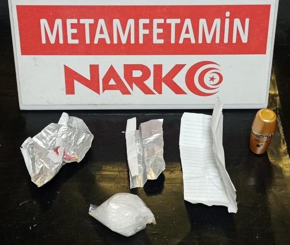 Denizli’de uyuşturucu ticareti yaptığı tespit edilen 10 kişi, çeşitli uyarıcı maddelerle yakalanmasının ardından çıkarıldığı adli makamlarca tutuklandı.