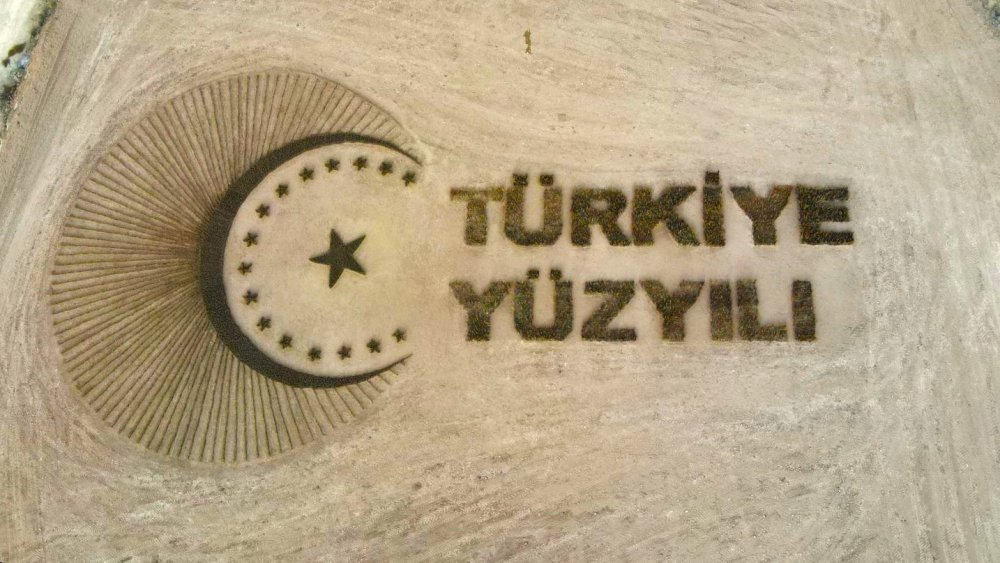 Denizli Orman Bölge Müdürlüğü tarafından Denizli - Ankara karayolunun 42. kilometresinde yol kenarına 81 bin fidan dikilerek "Türkiye Yüzyılı" logosu işlendi.