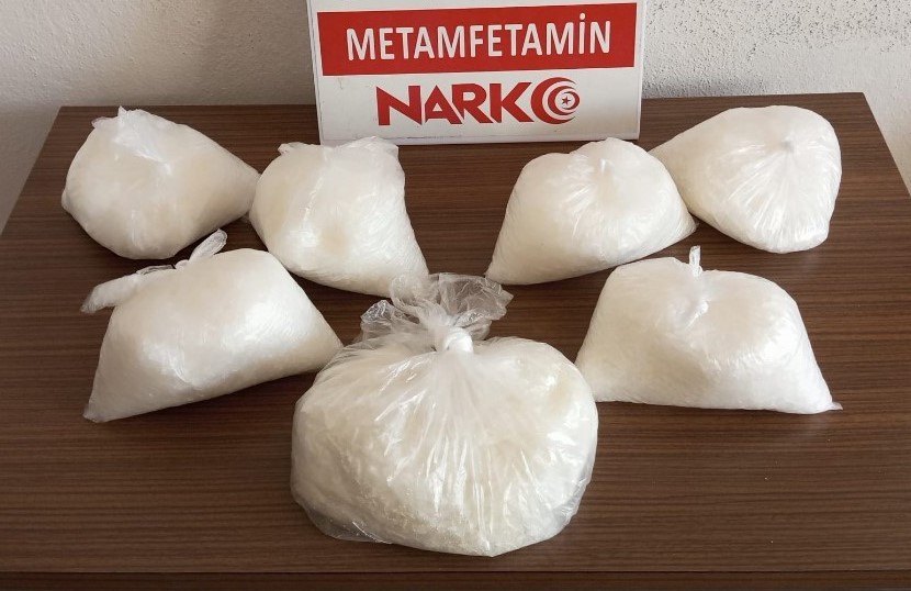 Denizli’de yapılan eş zamanlı operasyonlarda tutuklanan 18 zehir tacirinden kilolarca uyuşturucu maddesi çıktı.