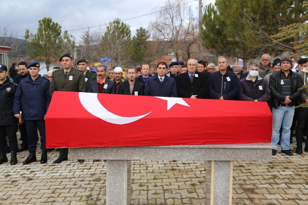 Denizli’nin Çameli ilçesinde hayatını kaybeden Kıbrıs Gazisi Hüseyin Kurban, son yolculuğuna askeri törenle uğurlandı.