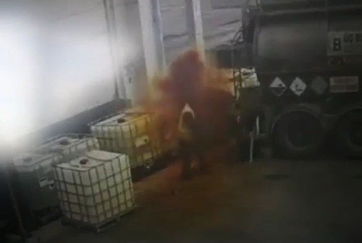 Denizli’nin Acıpayam ilçesinde Tarım Kredi Süt Ürünleri A.Ş. fabrikasında asit dolumu yapılırken 2 işçinin yaralandığı kaza anı saniye saniye kameraya yansıdı.