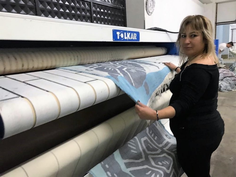 Denizli’nin Buldan ilçesinde kısıtlı imkânlarla satın aldığı büküm makinesiyle tekstil sektöre giren kadın girişimci, kadınlar için istihdam üreten bir potansiyele ulaştı.