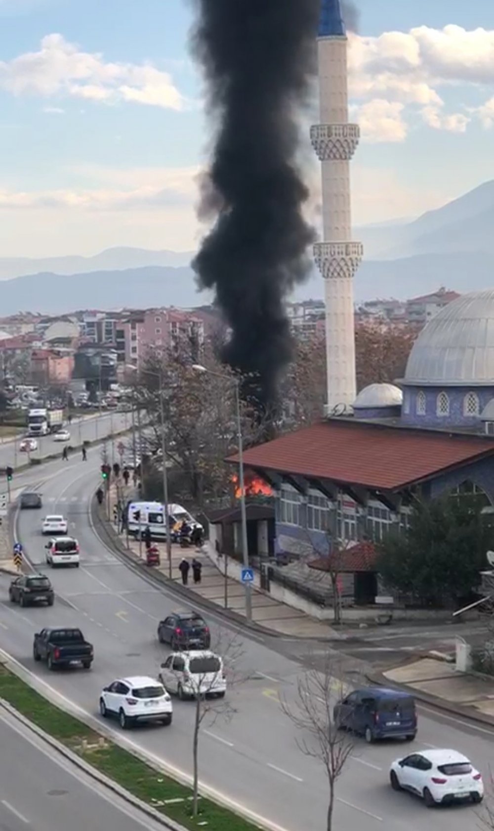 Denizli'de çiçekçi dükkanında çıkan yangın hızla söndürülürken, yükselen dumanlar kentin bir çok noktasından gözüktü.