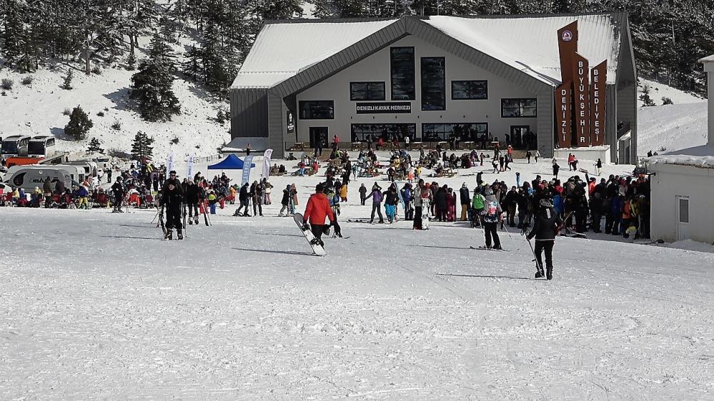 Ege Bölgesi’nin en büyük kayak merkezi olan ‘Denizli Kayak Merkezi; yerli ve yabancı turistlerin akınına uğruyor. Sıcaklıkların mevsim normallerinin üzerinde seyretmesi nedeniyle yağış alamayan ve sezonu geç açan merkeze kısa süre içerisinde 100 bini aşkın ziyaretçi geldi.