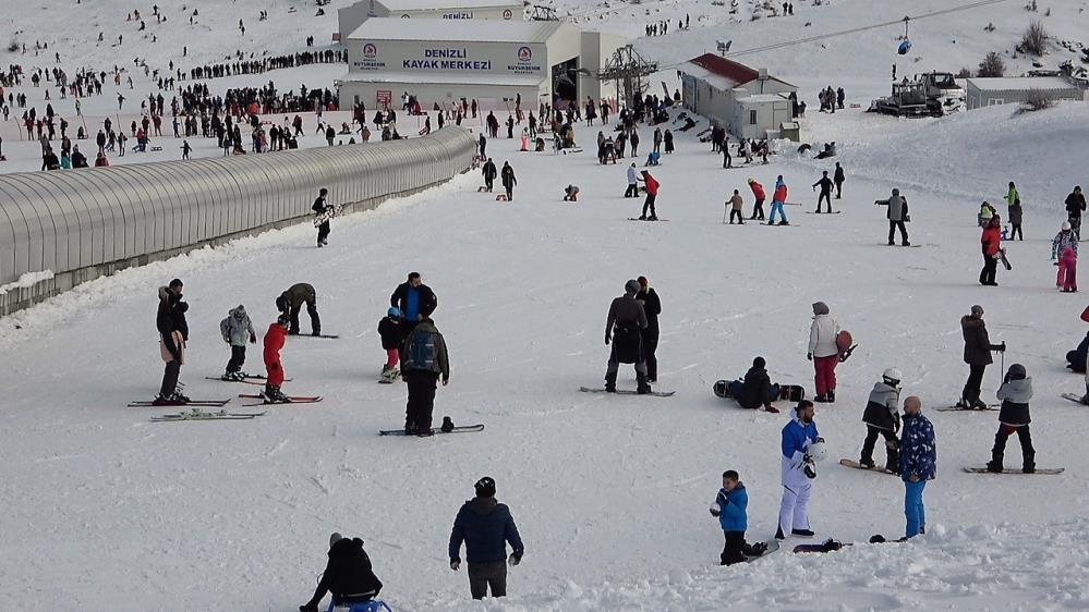 Ege Bölgesi’nin en büyük kayak merkezi olan ‘Denizli Kayak Merkezi; yerli ve yabancı turistlerin akınına uğruyor. Sıcaklıkların mevsim normallerinin üzerinde seyretmesi nedeniyle yağış alamayan ve sezonu geç açan merkeze kısa süre içerisinde 100 bini aşkın ziyaretçi geldi.