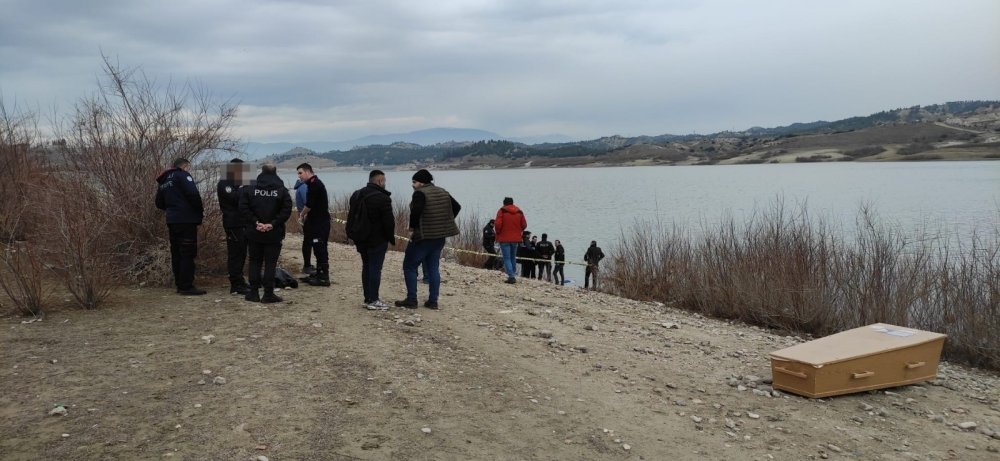 Denizli'de Vali Recep Yazıcıoğlu Barajı'nda balık tutan vatandaşlar tarafından bir erkek cesedi bulundu. Bölgede araç ve ceket bulan ekipler, cesedin kayıp olarak aranan adama ait olduğunu belirledi.