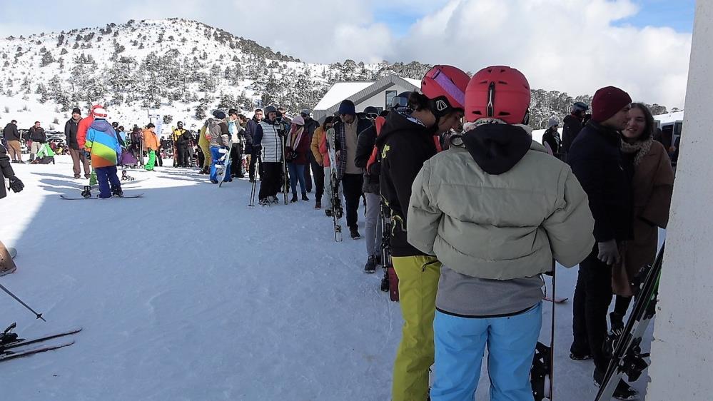 Hafta sonunu fırsat bilen kayak severlerin karın keyfini çıkarmak için akın ettiği Denizli Kayak Merkezi’nde uzun kuyrukların oluşmasına neden oldu. Hafta sonu 40 bine yakın yerli ve yabancı ziyaretçi ağırlayan merkez, tıklım tıklım dolu olduğu görüldü.
