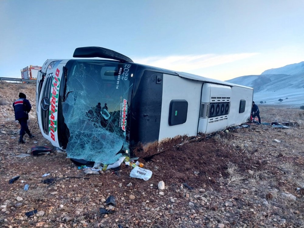 Denizli’nin Honaz ilçesinde görev yapan İngilizce Öğretmeni Ayşe Koç, Afyonkarahisar'da meydana gelen otobüs kazasında hayatını kaybetti. Dinar-Çay yolundaki kazada 8 kişi hayatını kaybederken, 33 kişi yaralandı.