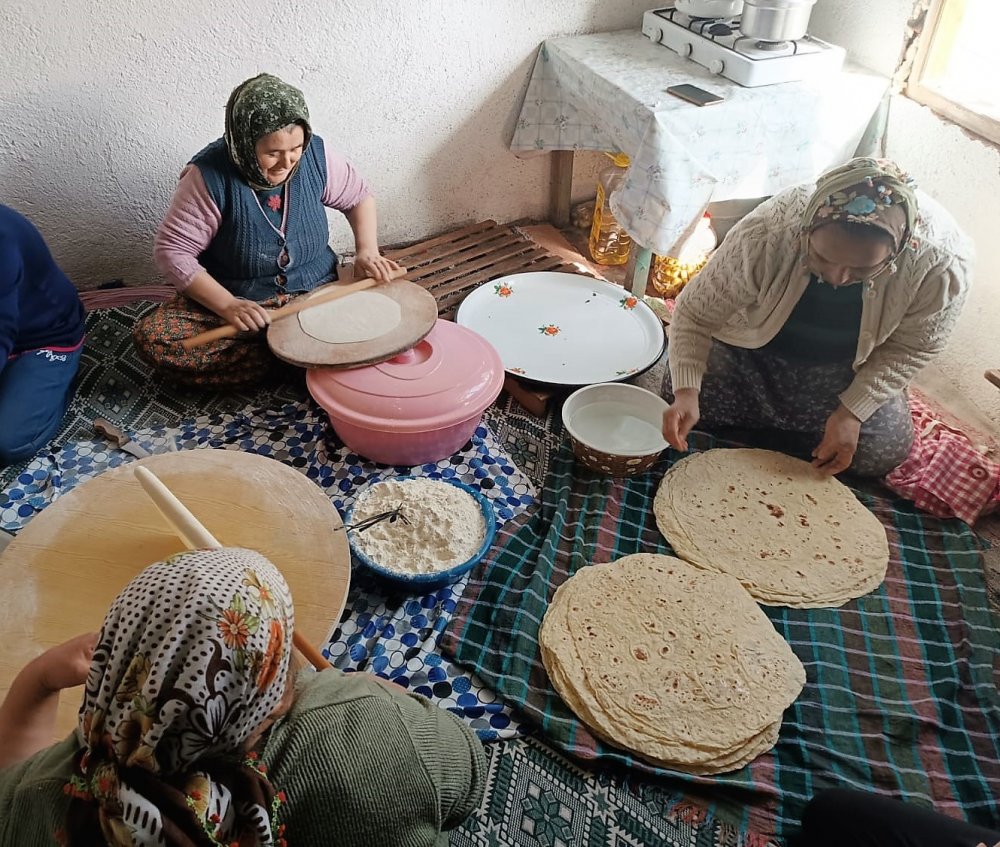 Denizli'nin Çameli ilçesinde, ev hanımları tarafından deprem bölgesinde bulunan vatandaşlar için imece usulü bazlama, yufka, ekmek ve soğuk sandviç gibi gıda ürünleri yapılıyor.