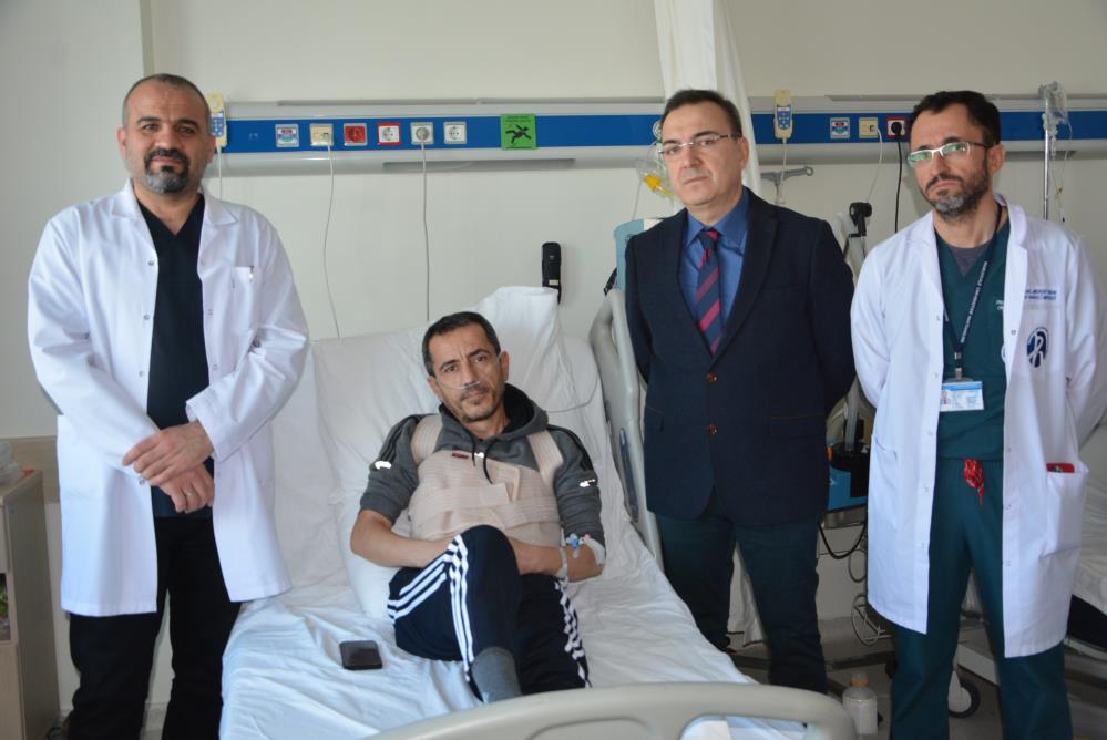 Kahramanmaraş başta olmak üzere 10 ili etkileyen depremlerin ardından Hatay’dan Pamukkale Üniversitesi Hastanesi'ne ilk gelen depremzede 45 yaşındaki Mücahit Akıncı Acar'ın tedavisine başlandı.