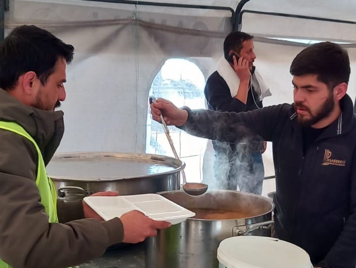 Denizli’nin Çameli Belediyesi tarafından deprem bölgesine gönderilen sahra mutfak, faaliyete geçerek vatandaşa hizmet vermeye başladı.