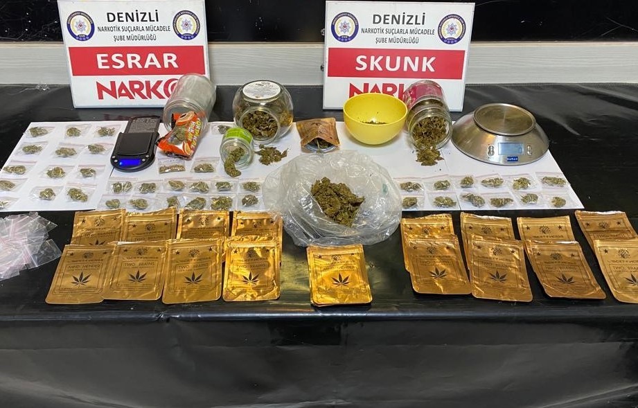 Denizli’de yapılan eş zamanlı operasyonlarda tutuklanan 13 zehir tacirinden kilolarca uyuşturucu maddesi çıktı.