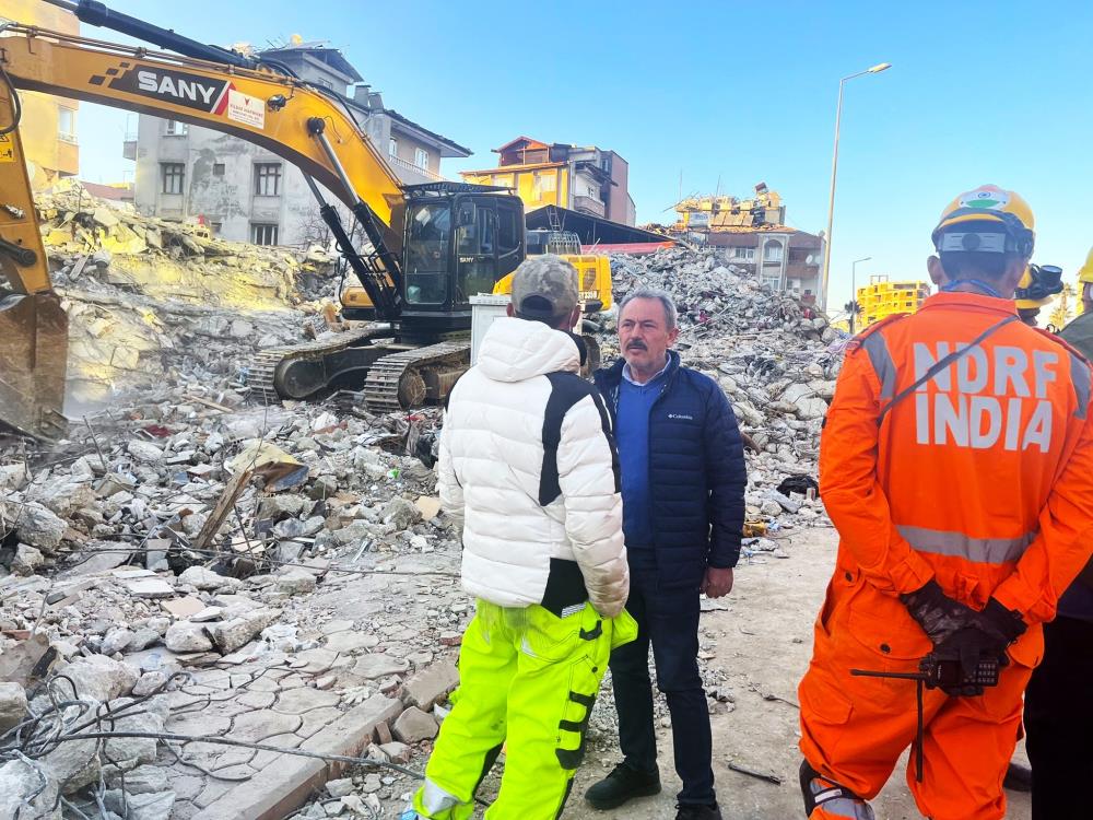 AK Parti Denizli Milletvekili Şahin Tin, depremin en çok yıkıma yol açtığı illerden biri olan Hatay’a giderek zor bir süreçten geçildiğini söyledi.