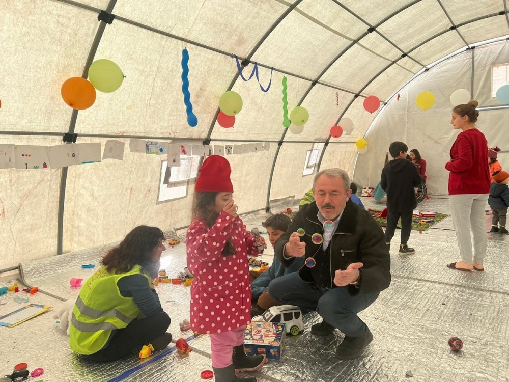 AK Parti Denizli Milletvekili Şahin Tin, Kahramanmaraş’ta depremzede çocuklarla bir araya geldikten sonra gönüllü kurtarma ekiplerini ziyaret edip vatandaşlara ikramda bulundu.