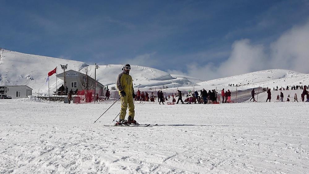 Türkiye'nin önemli kış turizm merkezlerinden biri olan Denizli Kayak Merkezi, amatör ve profesyonel yamaç paraşütü ile snowboard yapmak isteyen tutkunlarını ağırlamaya devam ediyor. Modern kayak merkezinde deprem nedeniyle azalan yerli ve yabancı misafir sayısı, günden güne artmaya başladı.