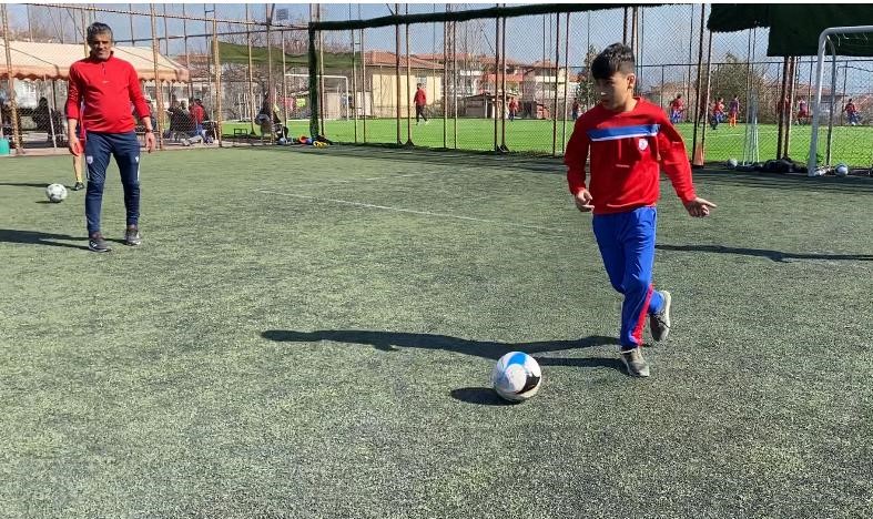 Denizli’de Altınordu Pamukkale Futbol Okulu, Kahramanmaraş merkezli afetin yaşandığı bölgelerden gelecek depremzede çocuklara, ücretsiz ders verileceğini duyurdu.