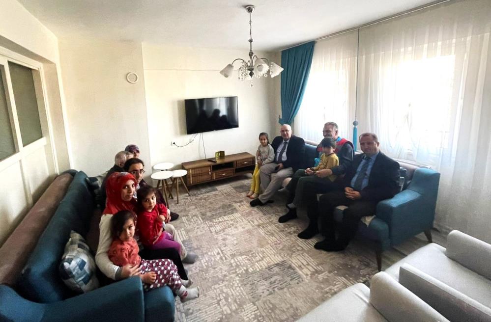 Çameli Belediye Başkanı Cengiz Arslan, tüm Türkiye’yi derinden sarsan Kahramanmaraş depremlerinin ardından Hatay ilinden Çameli ilçesindeki yakınlarının yanına gelen Akkaya ailesini ziyaret ederek yalnız bırakmadı.