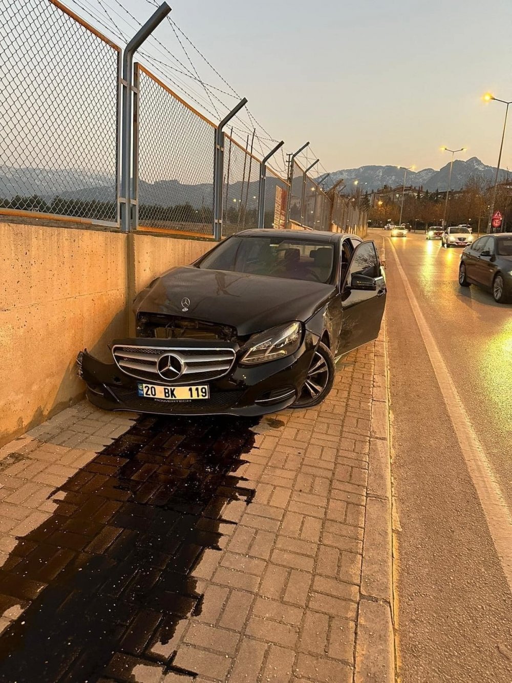 DEVA Partisi Denizli İl Başkanı Bekir Kırar, lüks otomobiliyle beton duvara çarptı. Kazanın ardından Bekir Kırar hafif yaralı olarak özel hastaneye kaldırıldı.