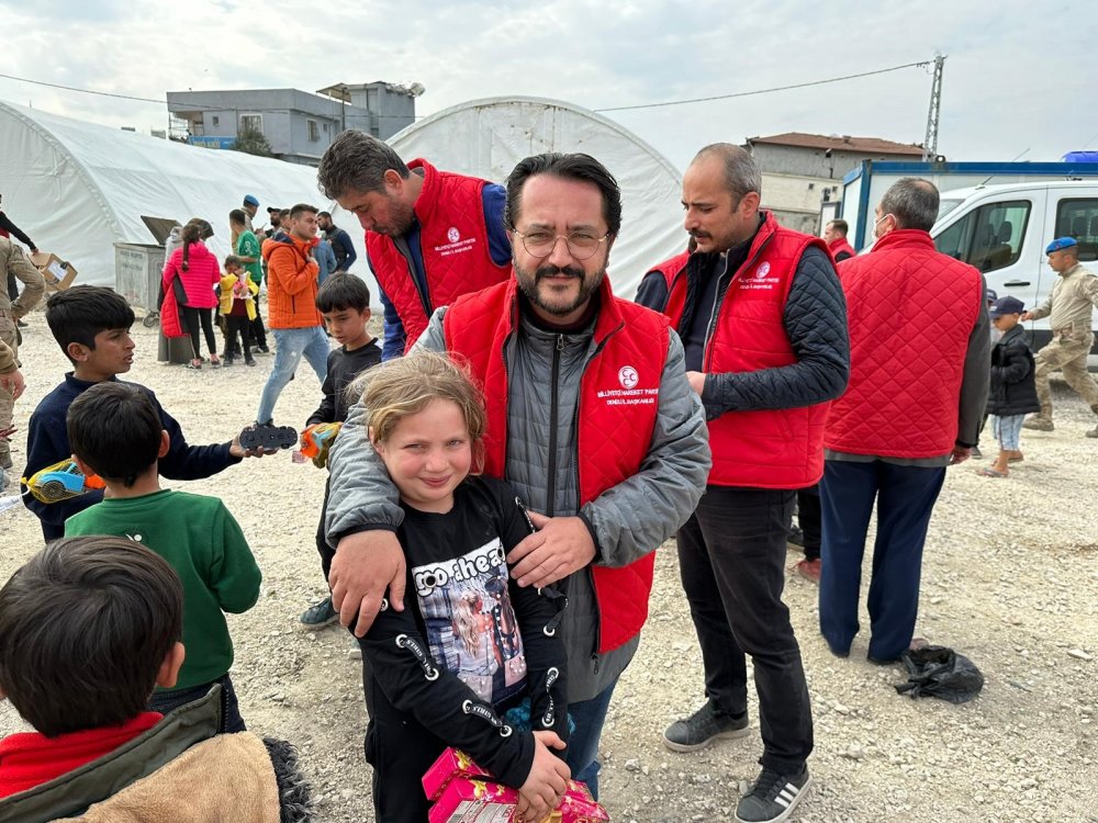 MHP Denizli İl Teşkilatı, Başkan Mehmet Ali Yılmaz önderliğinde depremin en çok yıkıma yol açtığı illerden biri olan Hatay’a giderek çadır kamplarda yaraları sardı.