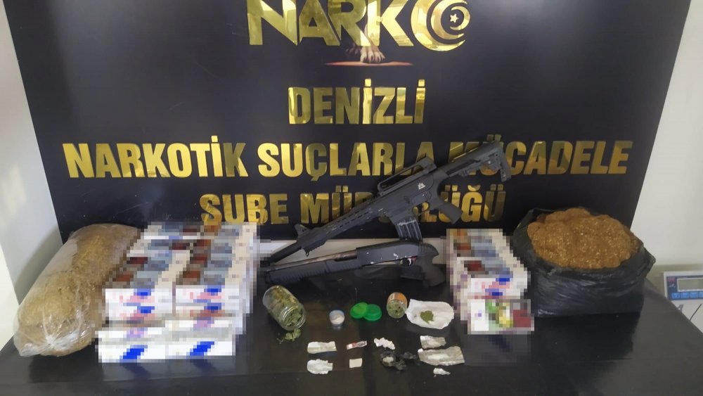 Denizli’de yapılan eş zamanlı operasyonlarda tutuklanan 16 zehir tacirinden kilolarca uyuşturucu maddesi çıktı.