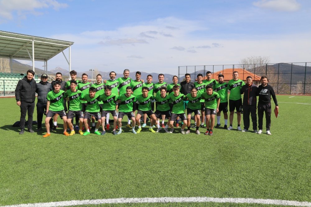 Denizli Amatör Lig ekiplerinden Çameli Belediyespor, yeni sezon hazırlıklarına iddialı başladı. Bu yıl kadroda yer alacak isimlerden birisi olan Gökbörüspor Kulüp Başkanı Erhan Ergil, memleketinin başarısı için futbolculuğa geri döndü.