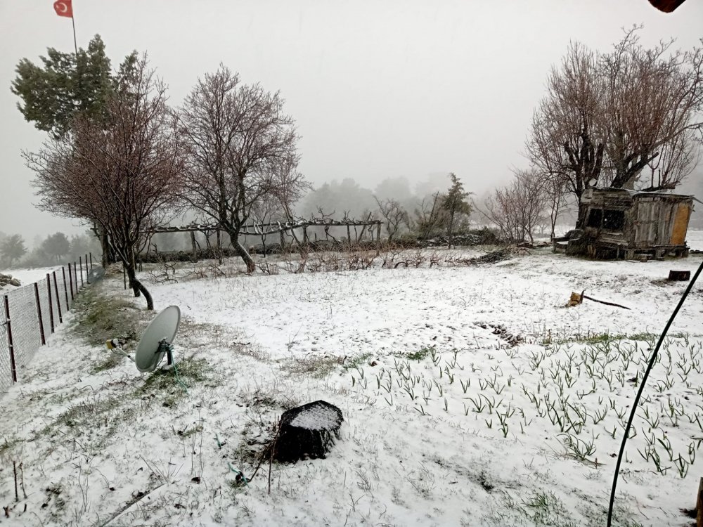Denizli’nin Çameli ilçesinde ilkbaharın günlerinde etkili olan kar yağışı, kentin yüksek kesimlerini beyaza bürüdü.