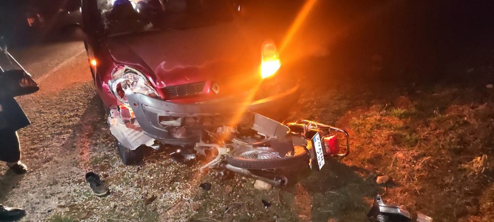 Denizli’nin Çameli ilçesinde hafif ticari araç, hatalı şerit değiştiren motosikleti arkasından çarpması sonucu altına aldı. Kazada motosikletten savrulan gençler ve aracın sürücüsü yaralandı.