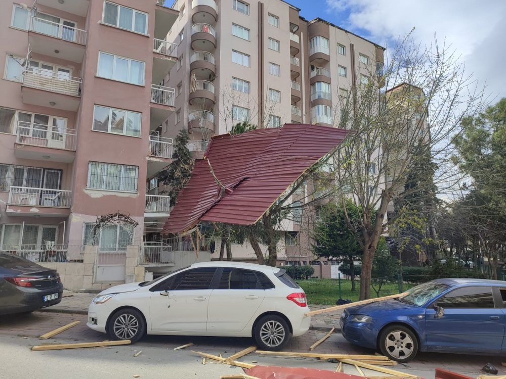 Denizli’de bugün öğleden sonra etkili olan fırtına sonrası uçan çatılar, park halindeki araçların üzerine ve yollara düştü.