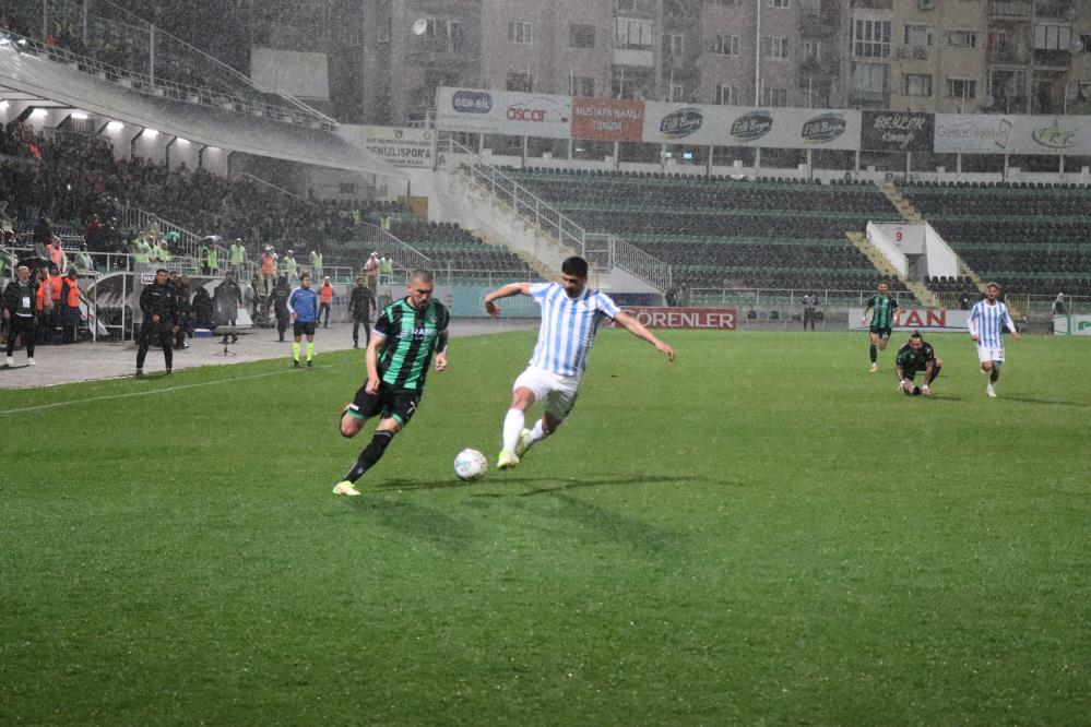 Denizlispor evinde konuk ettiği Erzurumspor’a 2-0 mağlup oldu.
