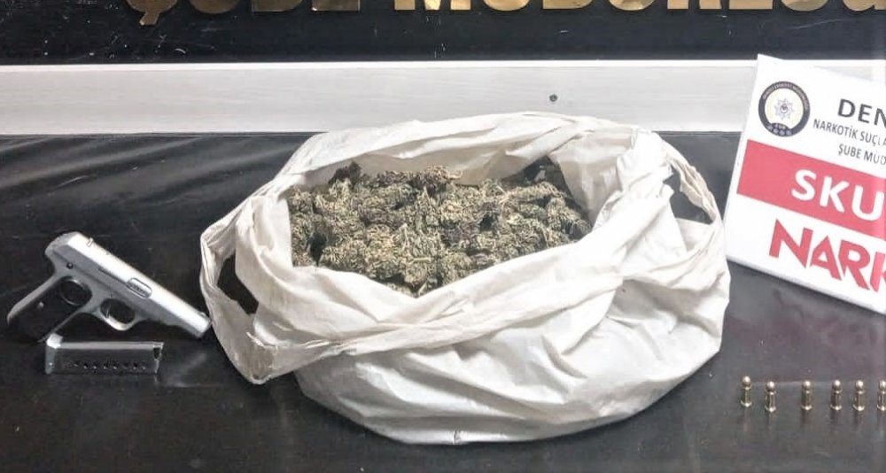 Denizli’de yapılan eş zamanlı operasyonlarda tutuklanan 12 zehir tacirinden, kilolarca uyuşturucu maddesi çıktı.