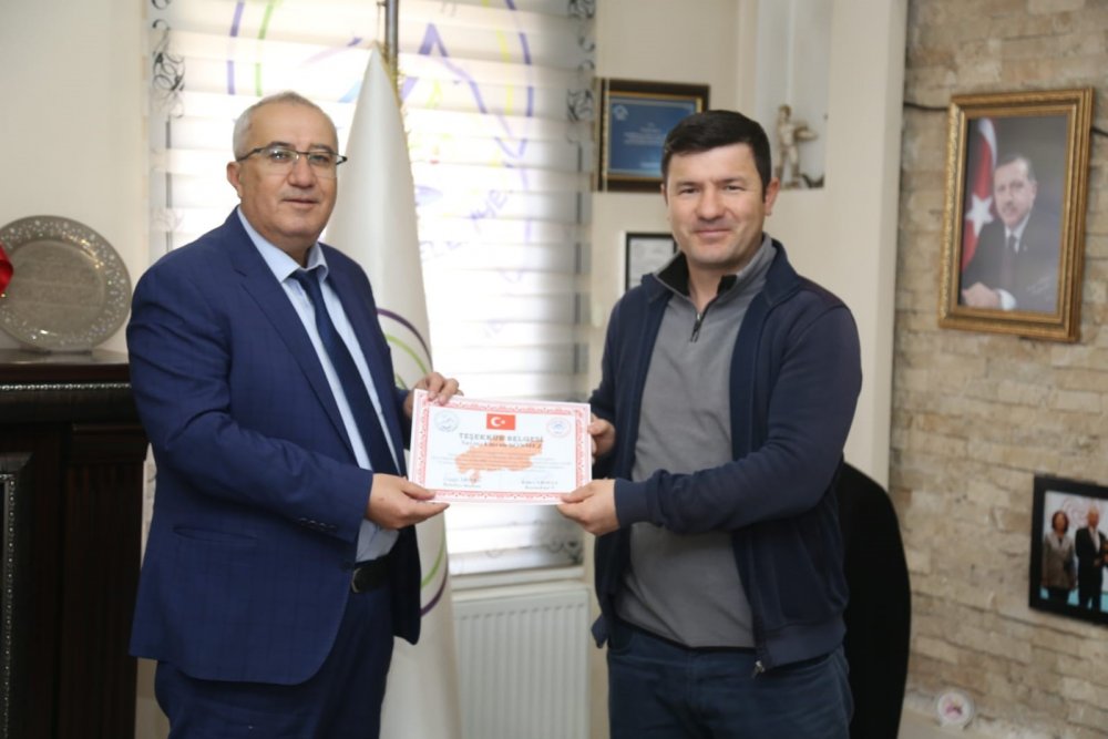 Çameli Belediye Başkanı Cengiz Arslan, Kahramanmaraş merkezli 11 ili etkileyen depremlerin ardından deprem bölgesinde görev yapan belediye personeline fedakar ve vefakar çalışmaları için teşekkür belgesi takdim etti.
