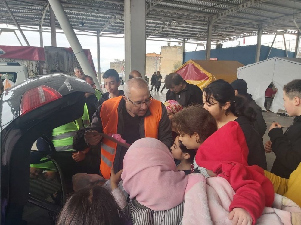 Denizli’nin Çameli ilçesinde hazırlanan Ramazan kolileri ile birlikte Hatay İskenderun ilçesindeki çadır kentte giden Belediye Başkanı Cengiz Arslan, dağıtımını bizzat kendisi gerçekleştirdi.