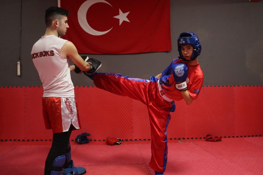 Antalya’da düzenlen Şehit Muhammet Oğuz Kılınç Wushu Kung Fu Türkiye müsabakalarına tecrübe kazanmak için katılan Denizlili Ahmet Sivaslıoğlu, 45 kilogramda Türkiye Şampiyonu oldu.