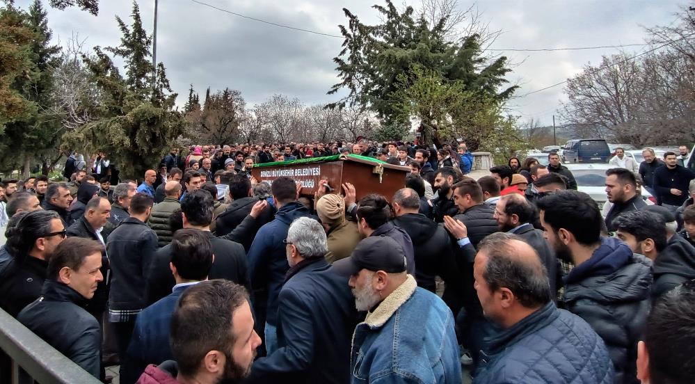 Denizli’nin Pamukkale ilçesinde dün hayatını kaybeden gazeteci Ayhan Çimendağ, son yolculuğuna uğurlandı.