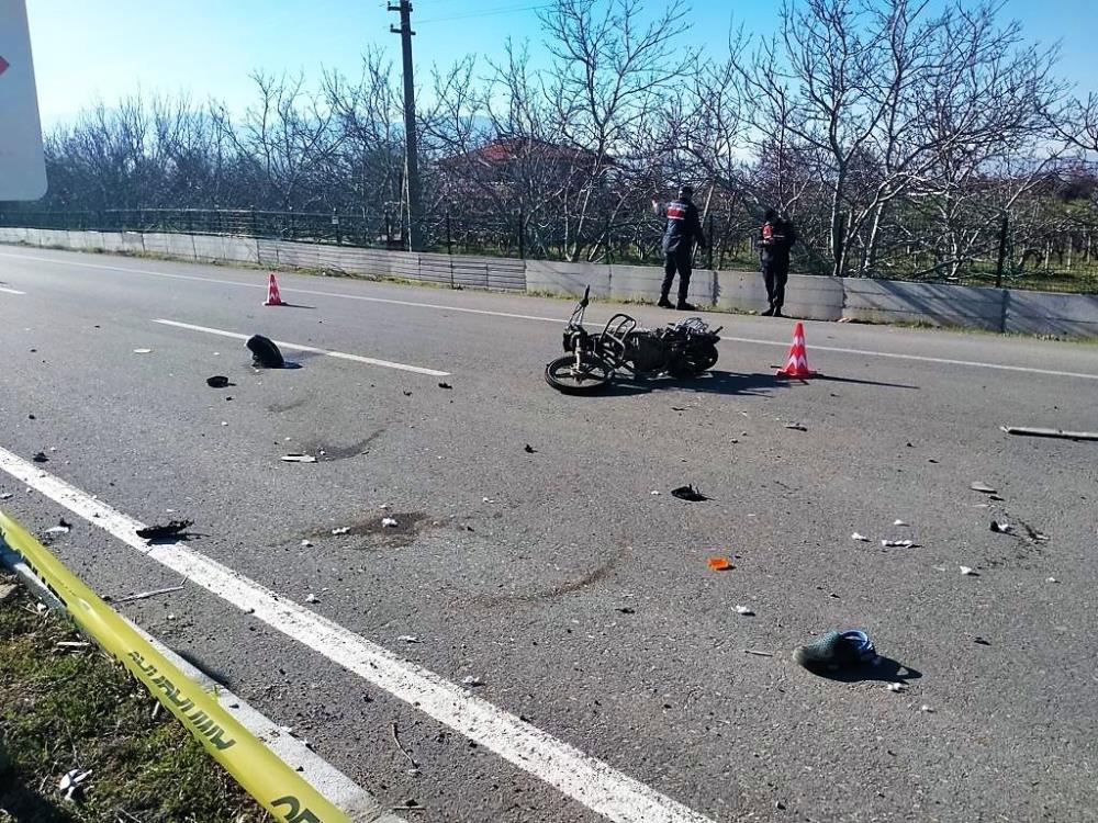 Denizli'de otomobil ile çarpışan motosikletin 14 yaşındaki sürücüsü, metrelerce savrulduğu kazada hayatını kaybetti.