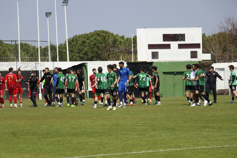 TFF U19 Elit B Ligi 2. Grup 18. haftasında Denizlispor, sahasında ağırladığı Gençlerbirliği ile 2-2 berabere kaldı. Maçın bitiş düdüğüyle birlikte konuk ekibin agresif tavırları sonrası yeşil saha adeta ringe dönerken, 8 kırmızı kart çıktı.