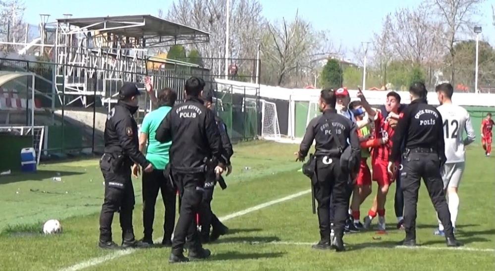 TFF U19 Elit B Ligi 2. Grup 18. haftasında Denizlispor, sahasında ağırladığı Gençlerbirliği ile 2-2 berabere kaldı. Maçın bitiş düdüğüyle birlikte konuk ekibin agresif tavırları sonrası yeşil saha adeta ringe dönerken, 8 kırmızı kart çıktı.