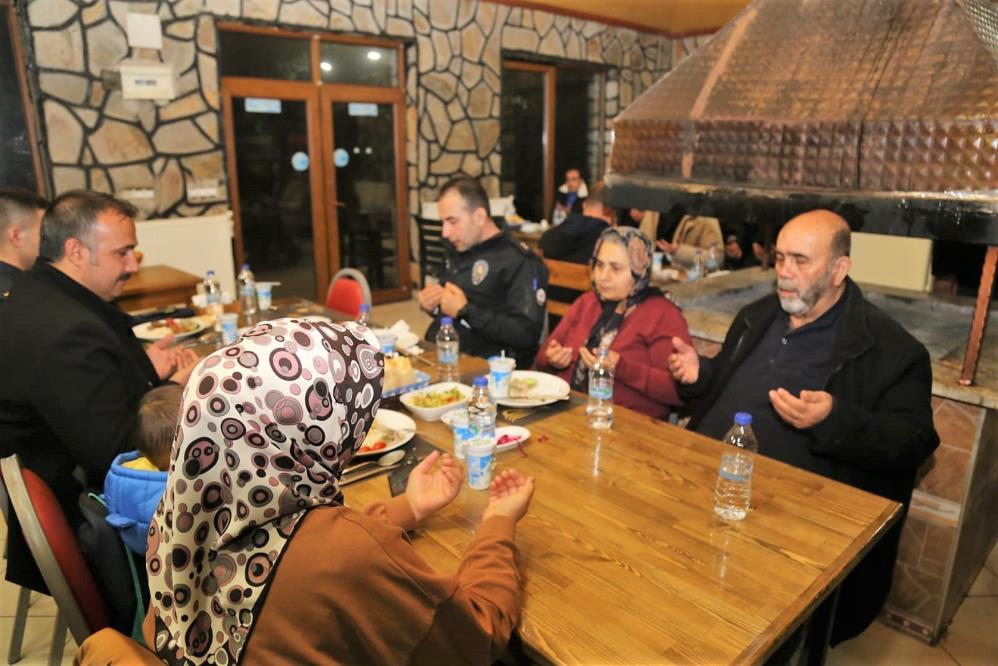 Denizli'nin Çameli ilçesine Kahramanmaraş merkezli depremlerin ardından konuk edilen depremzede aileler, Çameli Belediyesi tarafından düzenlenen iftar yemeğinde bir araya geldi.