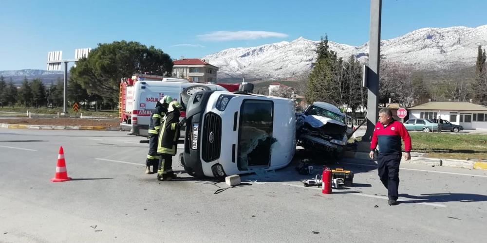 XDenizli’nin Serinhisar ilçesinde, aynı yönde seyir halindeki minibüs ile otomobilin çarpışması sonucu meydan gelen kazada 2 kişi yaralandı.