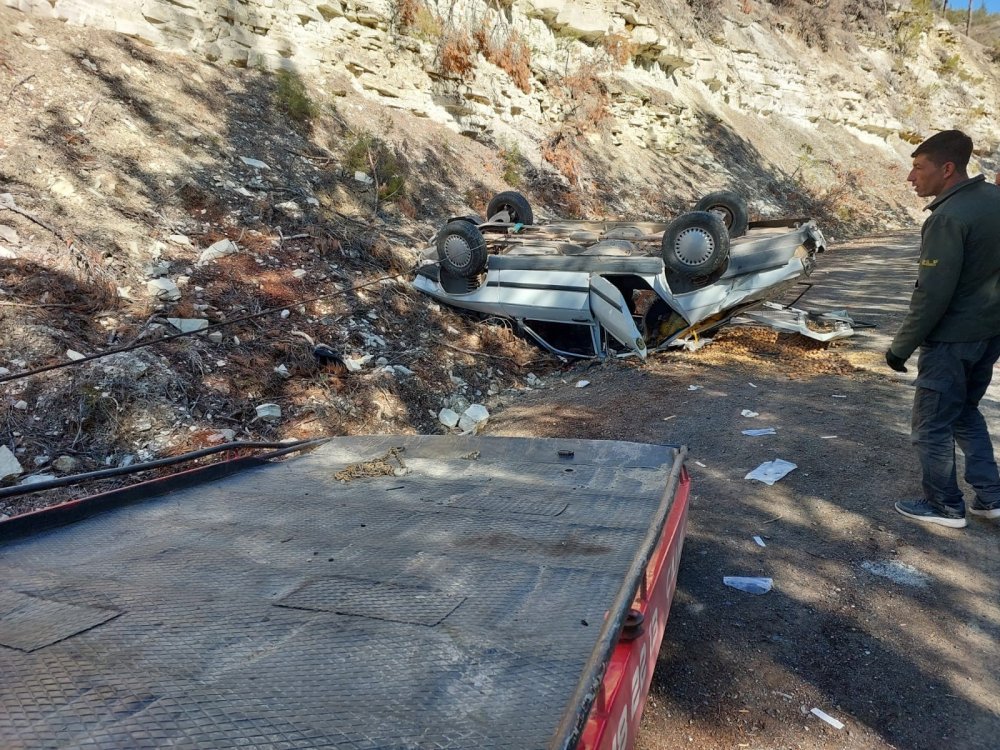 Denizli'nin Çameli ilçesinde şarampolde taklalar attıktan sonra ters durabilen otomobildeki 3 kişi yaralandı.