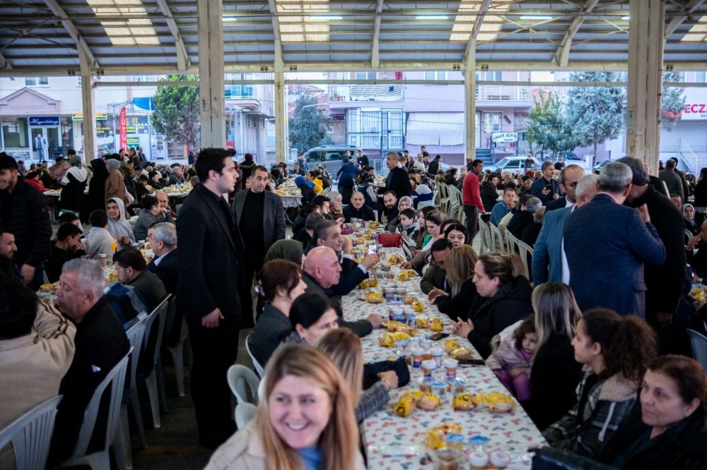 MHP Lideri Devlet Bahçeli’nin talimatıyla başlatılan ‘Bereket Sofrasında Gönül Birliği’ programı çerçevesinde Denizli MHP teşkilatı depremden etkilenen vatandaşlar için iftar yemeği düzenledi.