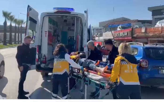 Denizli’de otomobil ile motosikletli kuryenin çarpışması sonucu meydana gelen trafik kazasında, motosiklet sürücüsü yaralandı.