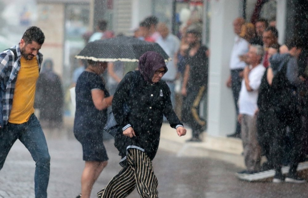 Meteoroloji 5. Bölge Müdürlüğünce, Denizli’de kuvvetli rüzgar ve fırtına beklendiği, oluşabilecek olumsuzluklara karşı vatandaşların tedbirli olunması gerektiği ifade edildi.