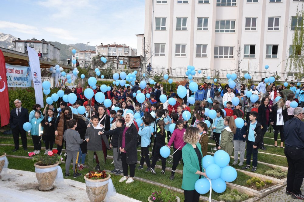 Denizli’de 2 Nisan Dünya Otizm Farkındalık Günü etkinlikleri çerçevesinde otizm farkındalığının sembol rengi mavi balonlar gökyüzüne bırakıldı.