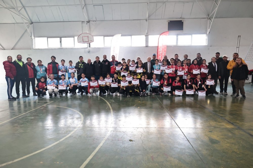 Denizli’nin ev sahipliği yaptığı 6 gün süren Okul Sporları Bocce Grup Şampiyonası tamamlandı. 15 Temmuz Şehitler Anadolu Lisesi Sahasında oynanan maçlar sonunda yarı final biletlerinin sahibi belli oldu.
