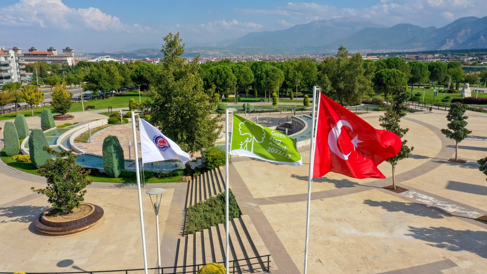 Dünyanın en iyi parklarının tescillendiği Yeşil Bayrak Ödülleri açıklandı. Denizli Büyükşehir Belediyesinin kente kazandırdığı, Türkiye’nin ilk Yeşil Bayrak ödüllü İncilipınar Parkı’nın ardından Çamlık ve Adalet Parkı da Yeşil Bayrak aldı. Türkiye'deki Yeşil Bayraklı park sayısı toplam 5’e yükselirken, bunlardan 3’ünün Denizli’de olması kentin gururu oldu.