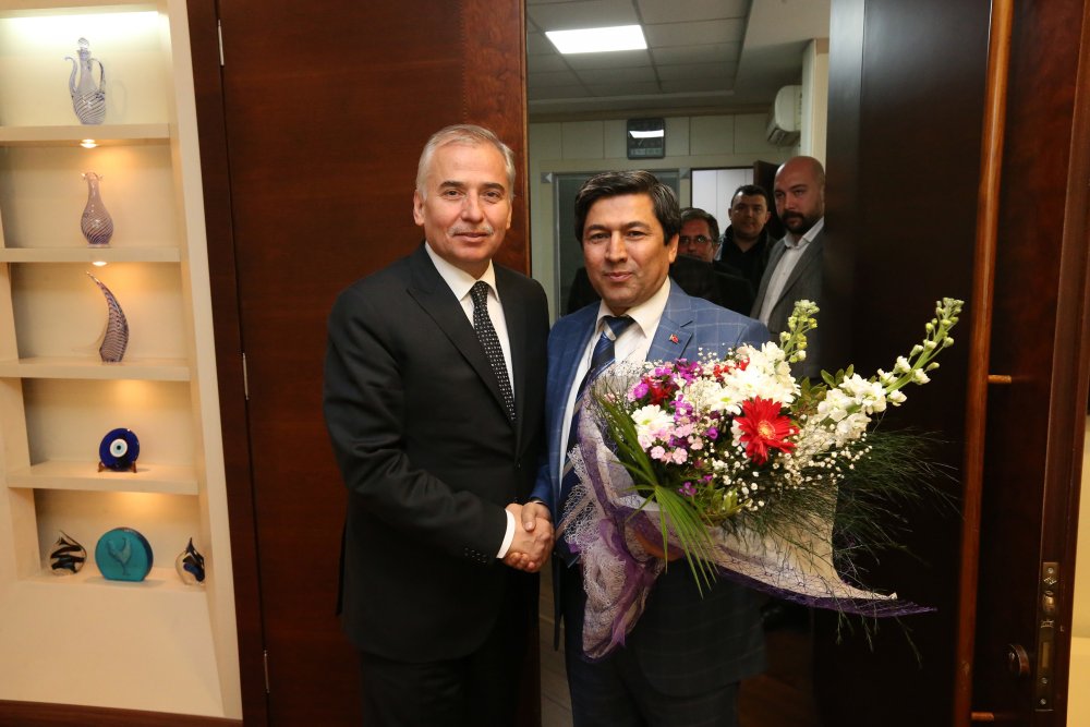 Denizli Afyonkarahisarlılar Derneği Başkanı Raşit Özdemir ve yönetim kurulu üyeleri, Denizli Büyükşehir Belediye Başkanı Osman Zolan’ı ziyaret etti. 